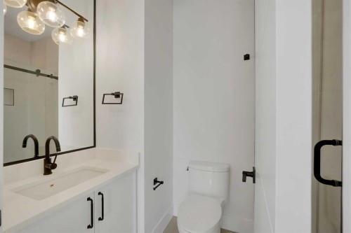 2413 25 Avenue Nw, Calgary, AB - Indoor Photo Showing Bathroom