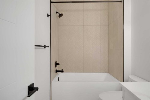 2413 25 Avenue Nw, Calgary, AB - Indoor Photo Showing Bathroom