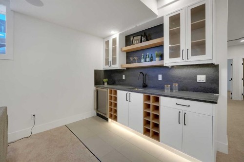 2413 25 Avenue Nw, Calgary, AB - Indoor