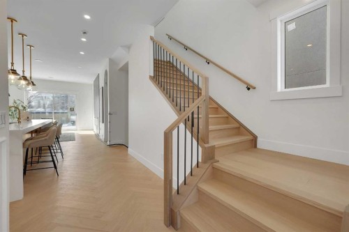 2413 25 Avenue Nw, Calgary, AB - Indoor Photo Showing Other Room