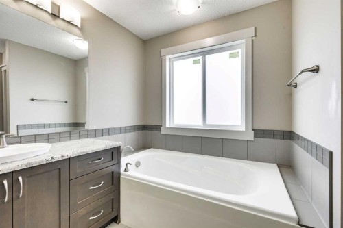 95 Evansdale Common Nw, Calgary, AB - Indoor Photo Showing Bathroom