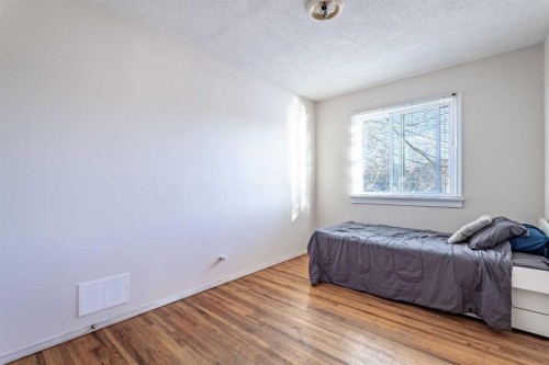 1511 28 Avenue Sw, Calgary, AB - Indoor Photo Showing Bedroom