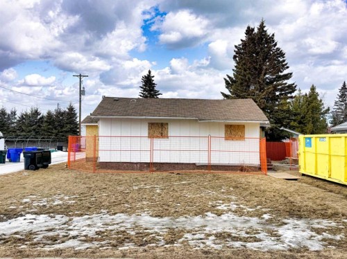 4906 52 Avenue, Olds, AB - Outdoor