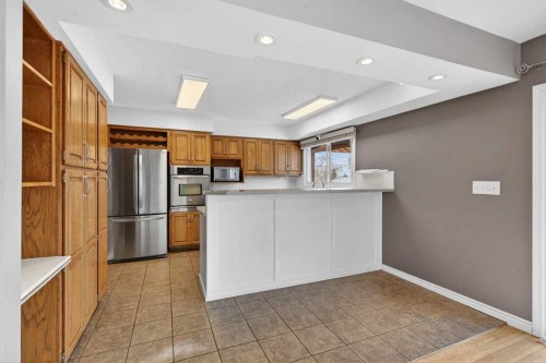 8416 7 Street Sw, Calgary, AB - Indoor Photo Showing Kitchen