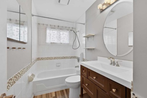 8416 7 Street Sw, Calgary, AB - Indoor Photo Showing Bathroom