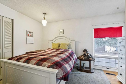 10712 Mapleshire Crescent Se, Calgary, AB - Indoor Photo Showing Bedroom