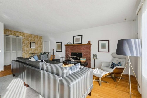 10712 Mapleshire Crescent Se, Calgary, AB - Indoor Photo Showing Living Room