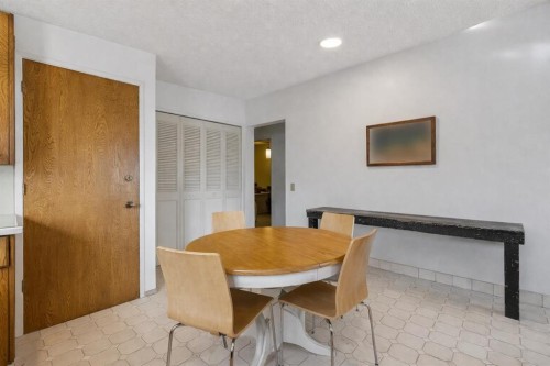 10712 Mapleshire Crescent Se, Calgary, AB - Indoor Photo Showing Dining Room