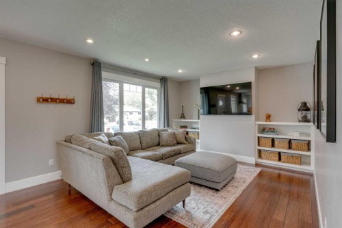 2444 45 Street Se, Calgary, AB - Indoor Photo Showing Living Room