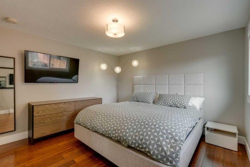 2444 45 Street Se, Calgary, AB - Indoor Photo Showing Bedroom