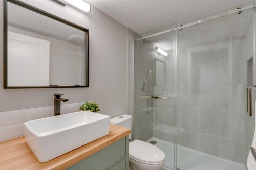 2444 45 Street Se, Calgary, AB - Indoor Photo Showing Bathroom