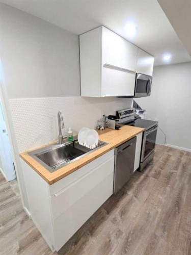 2103 Milne Drive Ne, Calgary, AB - Indoor Photo Showing Kitchen