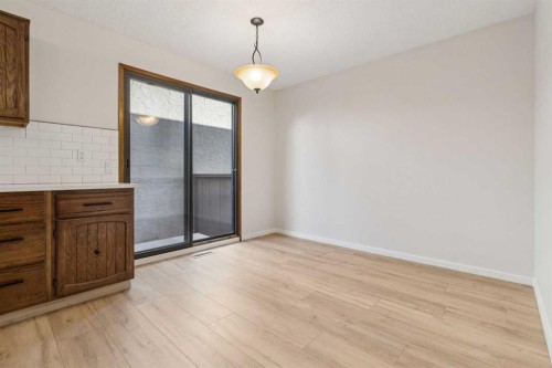 91 Edgehill Drive Nw, Calgary, AB - Indoor Photo Showing Other Room