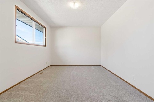 91 Edgehill Drive Nw, Calgary, AB - Indoor Photo Showing Other Room