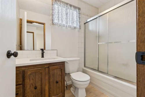 91 Edgehill Drive Nw, Calgary, AB - Indoor Photo Showing Bathroom