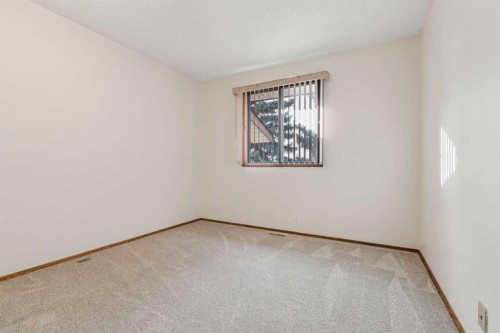 91 Edgehill Drive Nw, Calgary, AB - Indoor Photo Showing Other Room