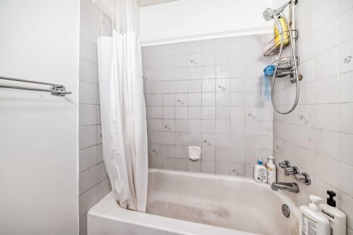 104 Falmere Way Ne, Calgary, AB - Indoor Photo Showing Bathroom