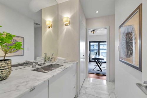 1707 Suffolk Street Sw, Calgary, AB - Indoor Photo Showing Bathroom