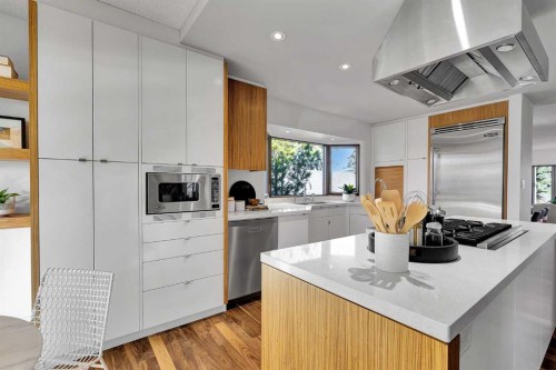 1707 Suffolk Street Sw, Calgary, AB - Indoor Photo Showing Kitchen