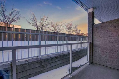 156 Royal Manor Nw, Calgary, AB - Outdoor