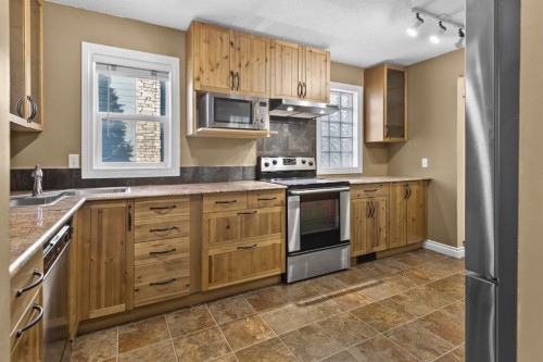 4416 Quentin Court Sw, Calgary, AB - Indoor Photo Showing Kitchen