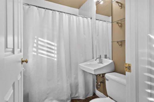 4416 Quentin Court Sw, Calgary, AB - Indoor Photo Showing Bathroom