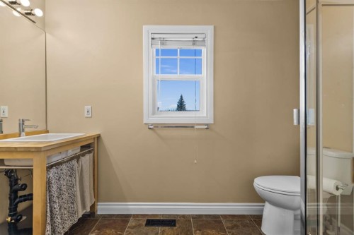 4416 Quentin Court Sw, Calgary, AB - Indoor Photo Showing Bathroom