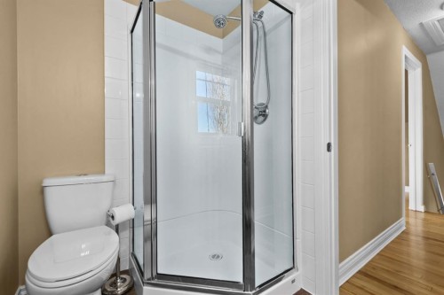 4416 Quentin Court Sw, Calgary, AB - Indoor Photo Showing Bathroom