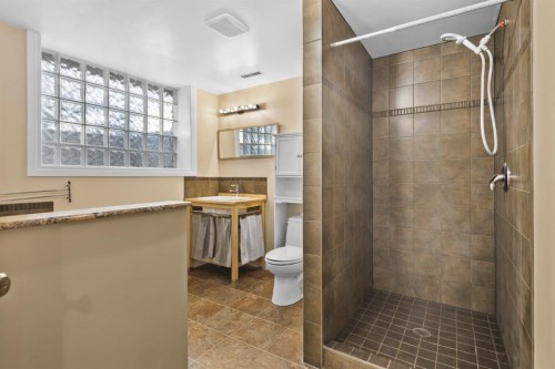 4416 Quentin Court Sw, Calgary, AB - Indoor Photo Showing Bathroom