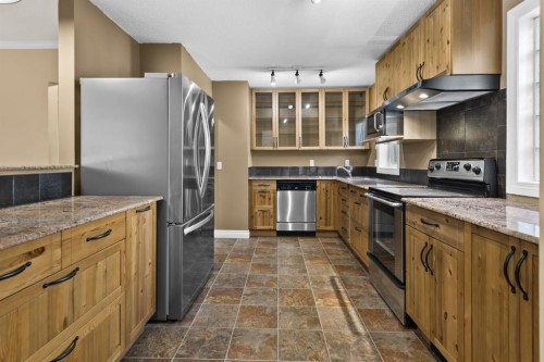 4416 Quentin Court Sw, Calgary, AB - Indoor Photo Showing Kitchen