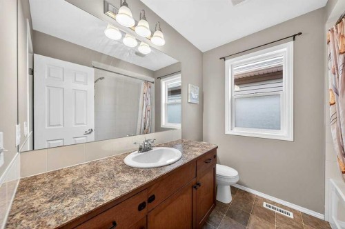 899 Windhaven Close Sw, Airdrie, AB - Indoor Photo Showing Bathroom