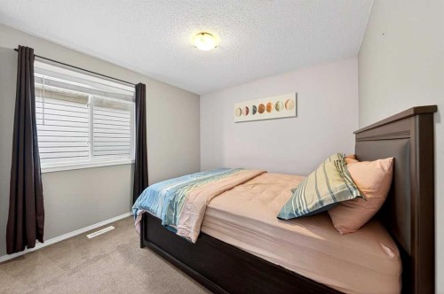 899 Windhaven Close Sw, Airdrie, AB - Indoor Photo Showing Bedroom