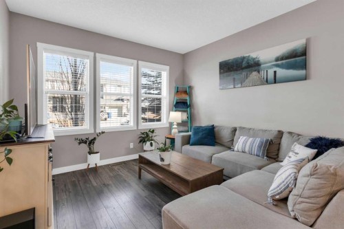 594 Hillcrest Road Sw, Airdrie, AB - Indoor Photo Showing Living Room
