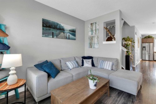 594 Hillcrest Road Sw, Airdrie, AB - Indoor Photo Showing Living Room