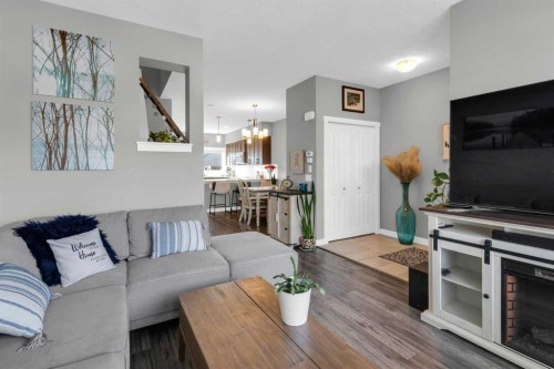 594 Hillcrest Road Sw, Airdrie, AB - Indoor Photo Showing Living Room