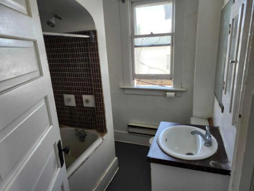 522 21 Avenue Nw, Calgary, AB - Indoor Photo Showing Bathroom