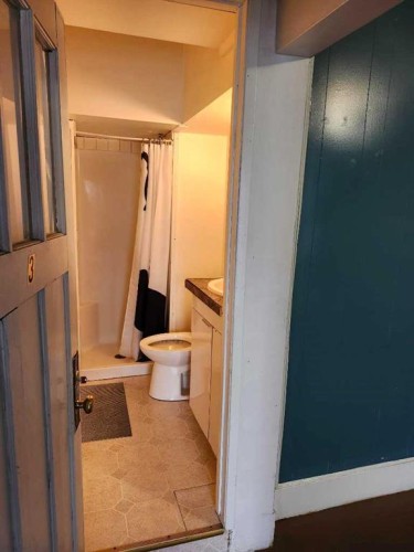 522 21 Avenue Nw, Calgary, AB - Indoor Photo Showing Bathroom