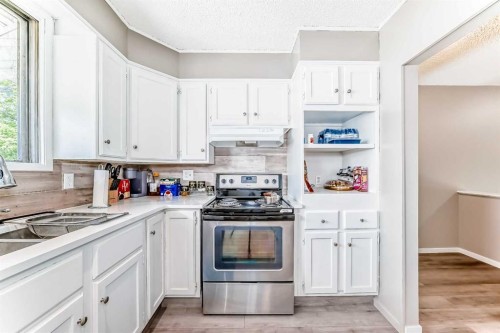 627 Fortalice Crescent Se, Calgary, AB - Indoor Photo Showing Kitchen