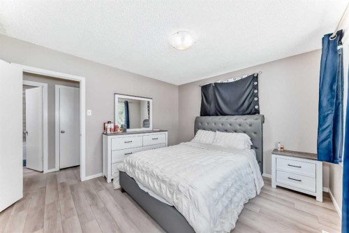 627 Fortalice Crescent Se, Calgary, AB - Indoor Photo Showing Bedroom
