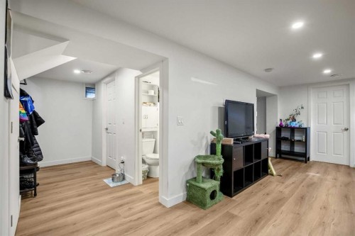 1986 Cottonwood Crescent Se, Calgary, AB - Indoor