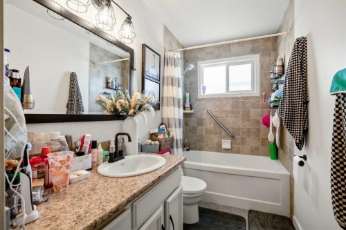 1986 Cottonwood Crescent Se, Calgary, AB - Indoor Photo Showing Bathroom