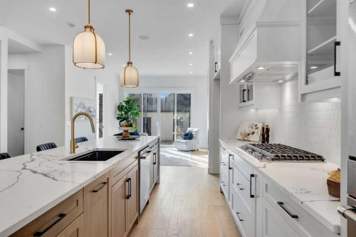 4525 20 Avenue Nw, Calgary, AB - Indoor Photo Showing Kitchen With Upgraded Kitchen