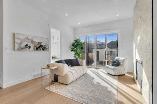 4525 20 Avenue Nw, Calgary, AB - Indoor Photo Showing Living Room