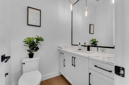 4525 20 Avenue Nw, Calgary, AB - Indoor Photo Showing Bathroom