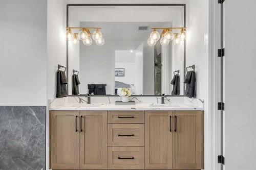 4525 20 Avenue Nw, Calgary, AB - Indoor Photo Showing Bathroom