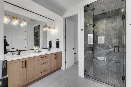 4525 20 Avenue Nw, Calgary, AB - Indoor Photo Showing Bathroom