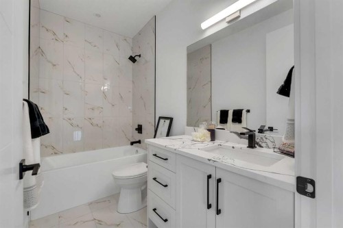 4525 20 Avenue Nw, Calgary, AB - Indoor Photo Showing Bathroom