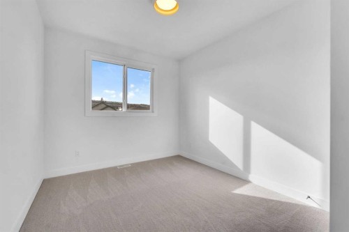 4525 20 Avenue Nw, Calgary, AB - Indoor Photo Showing Other Room