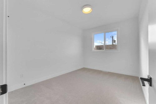 4525 20 Avenue Nw, Calgary, AB - Indoor Photo Showing Other Room