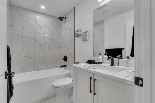 4525 20 Avenue Nw, Calgary, AB - Indoor Photo Showing Bathroom
